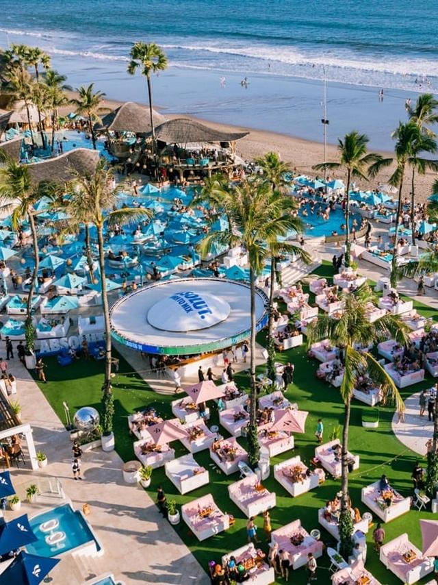 Aerial view of turquoise pools, swim-up bar and beachfront at FINNS
